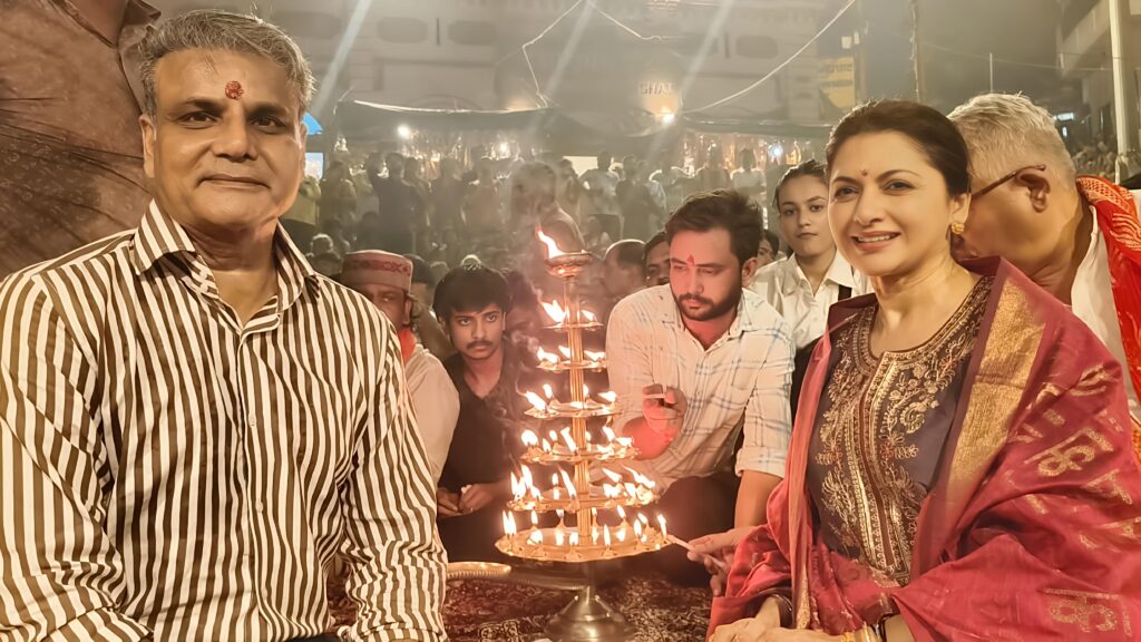 काशी में दशाश्वमेध घाट पर भाग्यश्री ने की मां गंगा की आरती, बोलीं, “यह अनुभव अविस्मरणीय है”