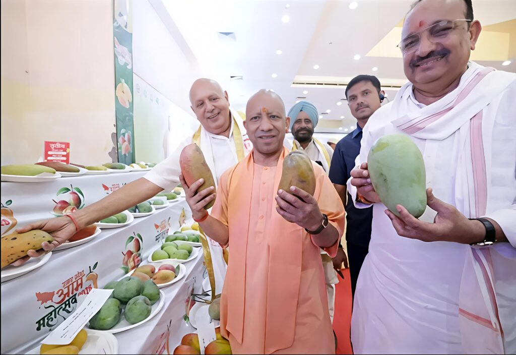 लखनऊ में आम महोत्सव 2026 का आगाज़, सीएम योगी ने किया उद्घाटन, 800 से अधिक किस्मों के आम बने आकर्षण
