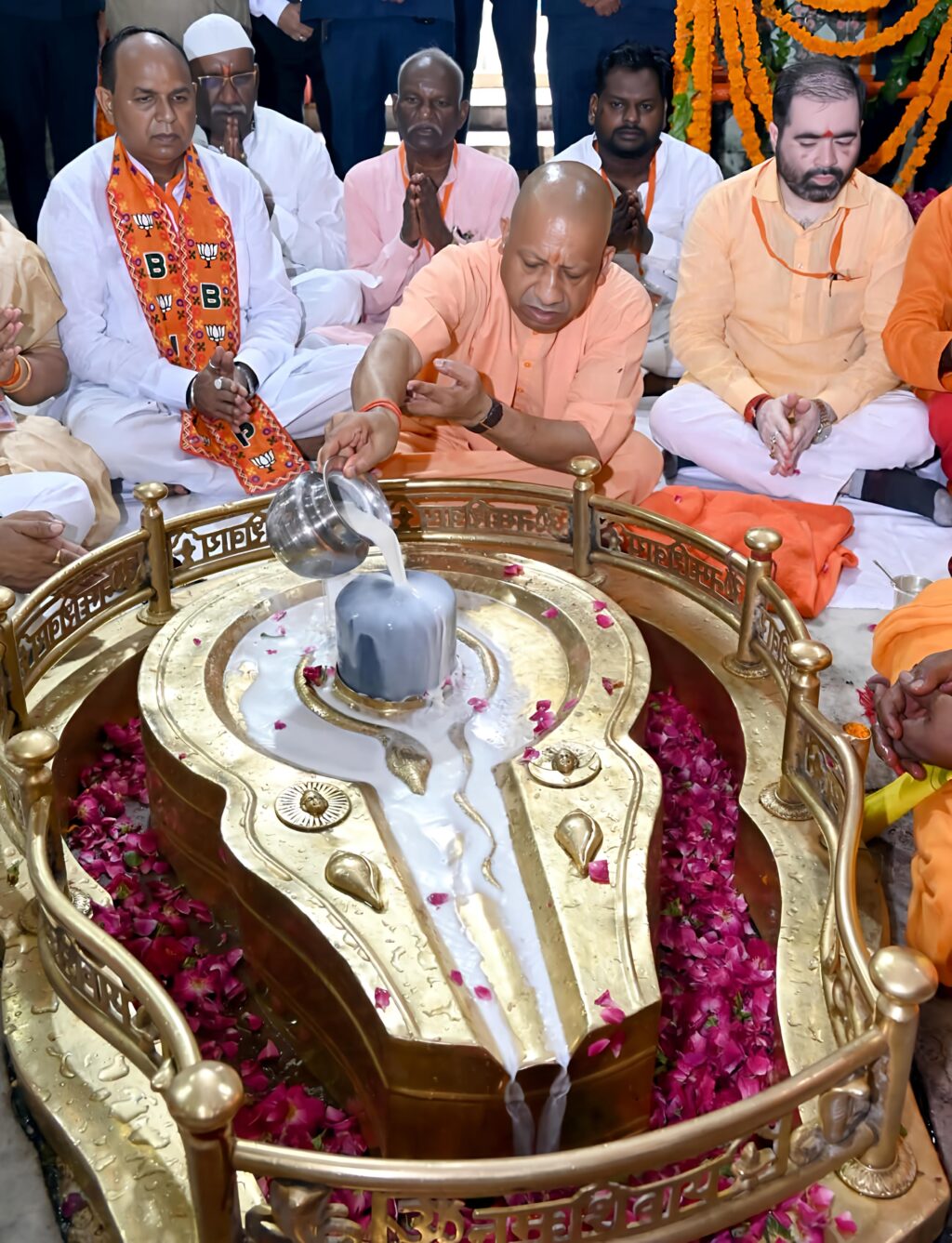 लोधेश्वर धाम पहुंचे मुख्यमंत्री योगी, महादेव का किया रुद्राभिषेक, निर्माणाधीन कॉरिडोर का लिया जायजा