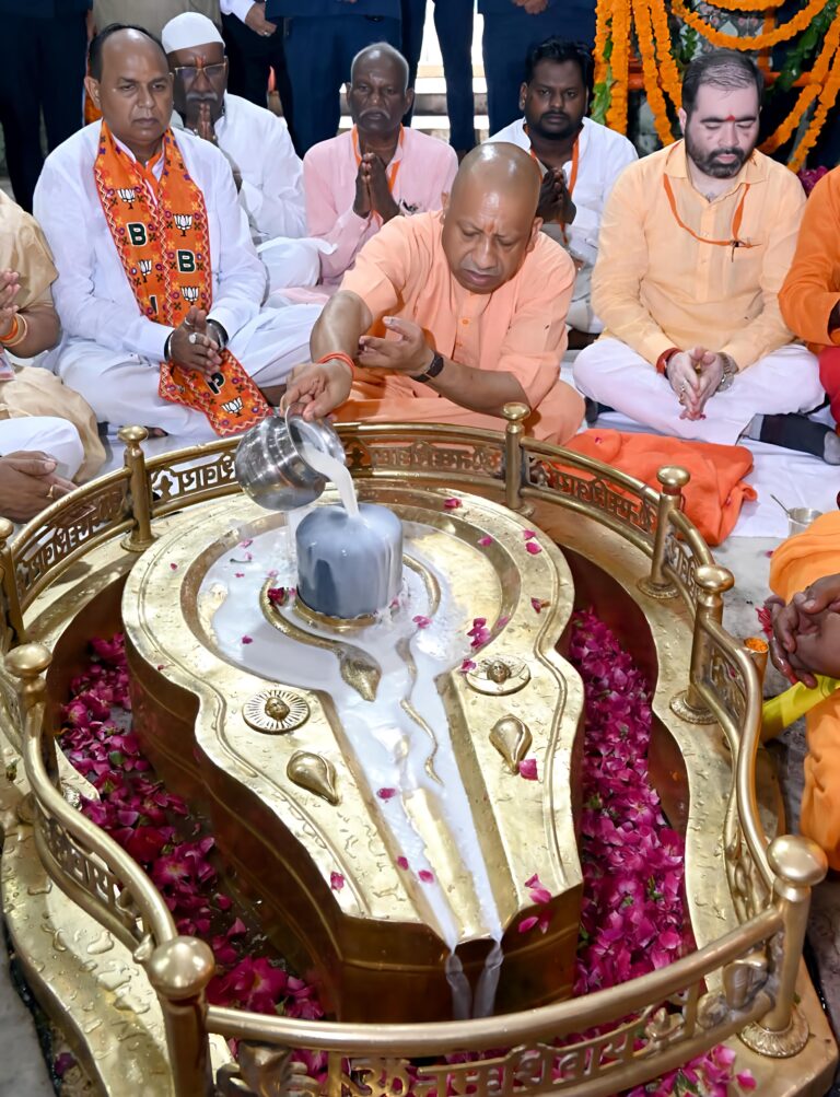 लोधेश्वर धाम पहुंचे मुख्यमंत्री योगी, महादेव का किया रुद्राभिषेक, निर्माणाधीन कॉरिडोर का लिया जायजा